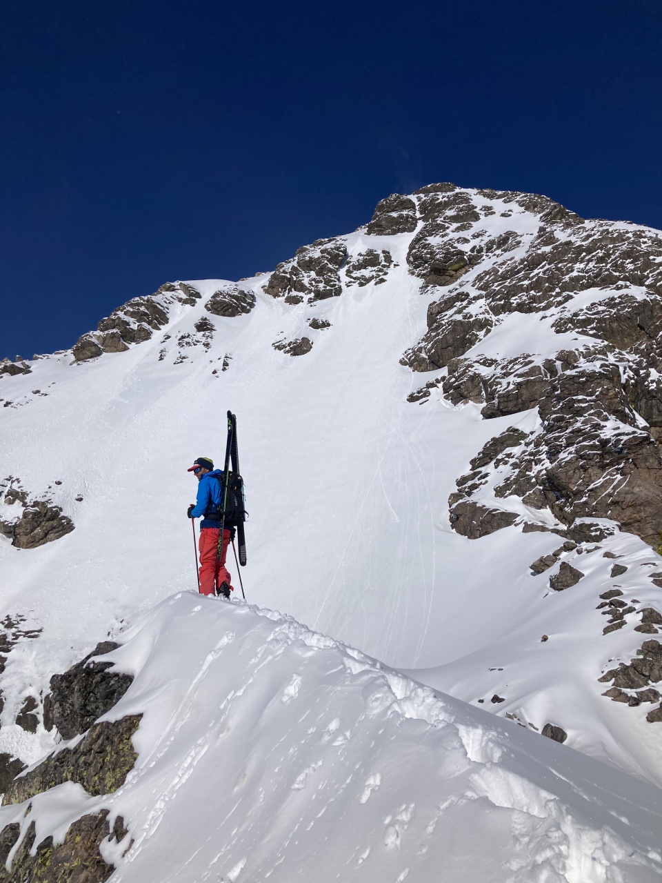 Devant le Monte Cinto à ski